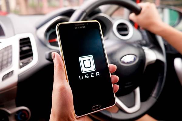 Em decisão inédita, Justiça condena Uber a pagar direitos trabalhistas aos motoristas